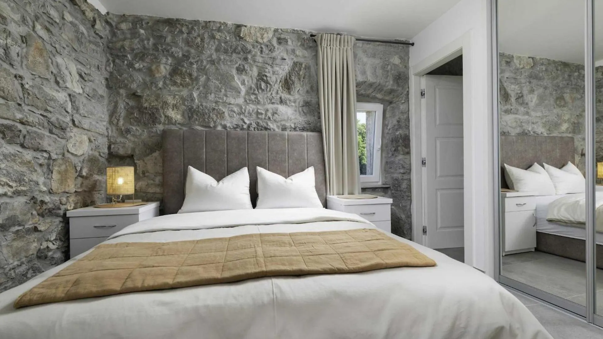 Luxury Krk Villa With Private Pool And Gardens - Three Bedroom Villa Krk Town Chorvatsko
